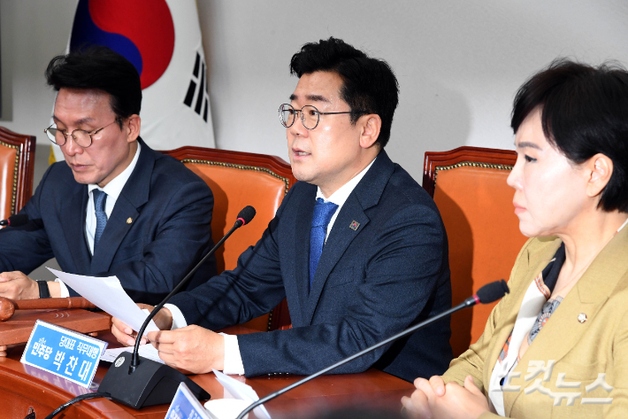 더불어민주당 박찬대 당대표 직무대행 겸 원내대표가 25일 오전 국회에서 열린 최고위원회의에 참석해 모두발언 하고 있다. 황진환 기자