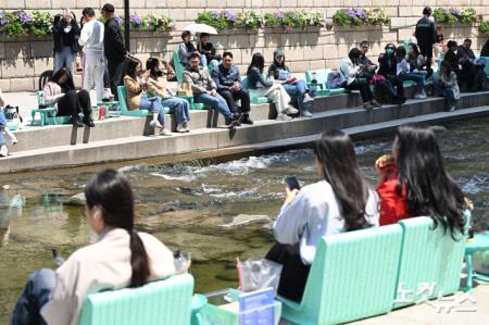 청계천에서 즐기는 휴식
