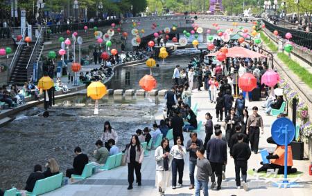 완연한 봄 날씨에 청계천 