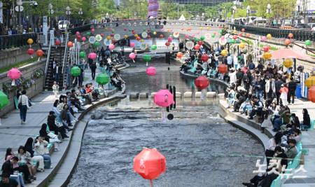 포근한 날씨에 북적이는 청계천