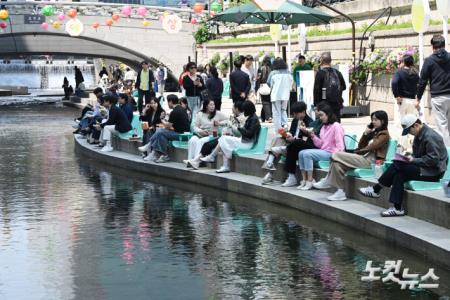 청계천에서 봄 날씨 즐기는 시민들