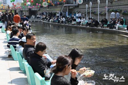 포근한 날씨에 청계천 찾은 시민들