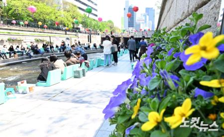 완연한 봄 날씨 만끽하는 시민들