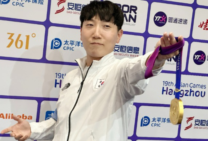 지난 2023년 열린 항저우 아시안게임 '스트리트 파이터 5'에서 대한민국 e스포츠 사상 첫 금메달리스트가 된 김관우. 연합뉴스
