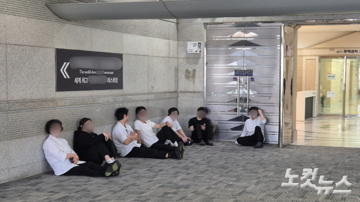 코엑스 복도 한편에 불이 난 식당 직원들이 대피해 쉬고 있는 모습. 송선교 기자 