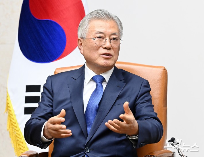 발언하는 문재인 전 대통령