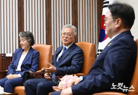 발언하는 문재인 전 대통령