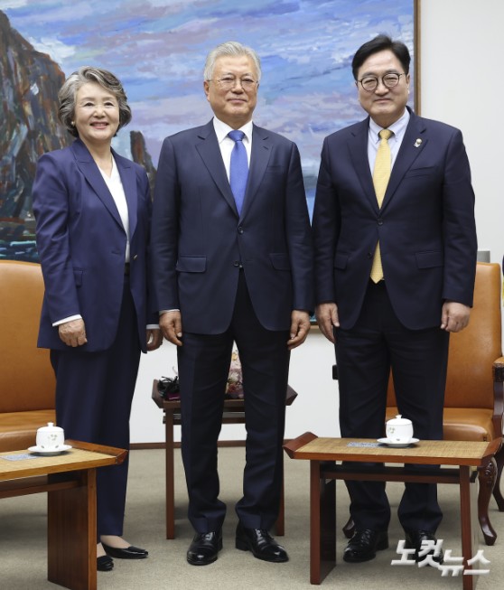 국회의장, 문재인 전 대통령 부부와 기념촬영