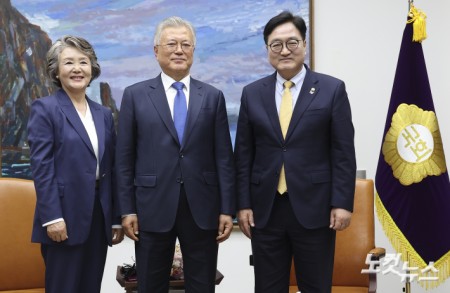 국회의장, 문재인 전 대통령 부부와 기념촬영