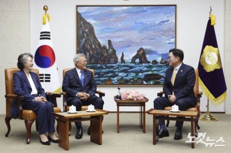 국회의장 만난 문재인 전 대통령 부부