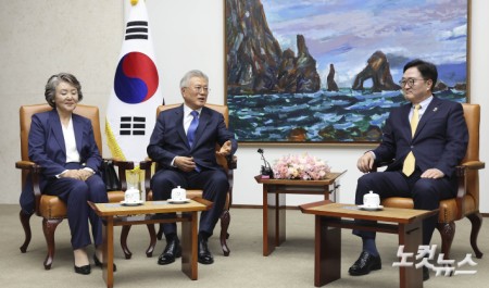 환담 나누는 국회의장-문재인 전 대통령