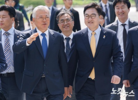 기념식장으로 함께 이동하는 문재인-우원식