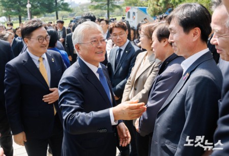 의원들과 인사하는 문재인 전 대통령