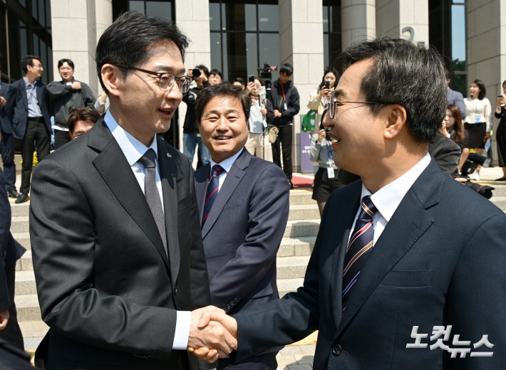 김경수, 김동연 더불어민주당 대선 경선 후보가 25일 서울 여의도 국회 도서관에서 열린 4·27 남북 판문점선언 7주년 기념식에 참석하며 인사를 나누고 있다.