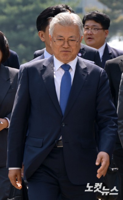 문재인 전 대통령이 25일 서울 여의도 국회 도서관에서 열린 4·27 남북 판문점선언 7주년 기념식에 참석하기 위해 본청에서 이동하고 있다.