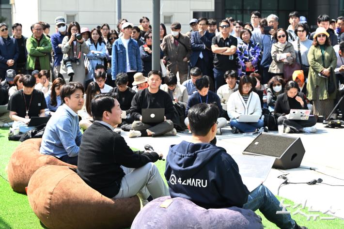판교역 광장에서 AI 토크쇼 갖는 안철수·이준석