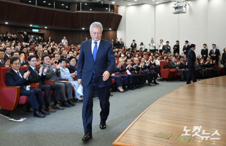 문재인 전 대통령이 25일 서울 여의도 국회도서관에서 열린 4.27 판문점선언 7주년 기념식에 참석해 기념사를 위해 단상으로 이동하고 있다. 2025.04.25