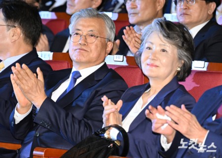 문재인 전 대통령과 김정숙 여사가 25일 서울 여의도 국회도서관에서 열린 4.27 판문점선언 7주년 기념식에 참석해 박수를 치고 있다. 2025.04.25