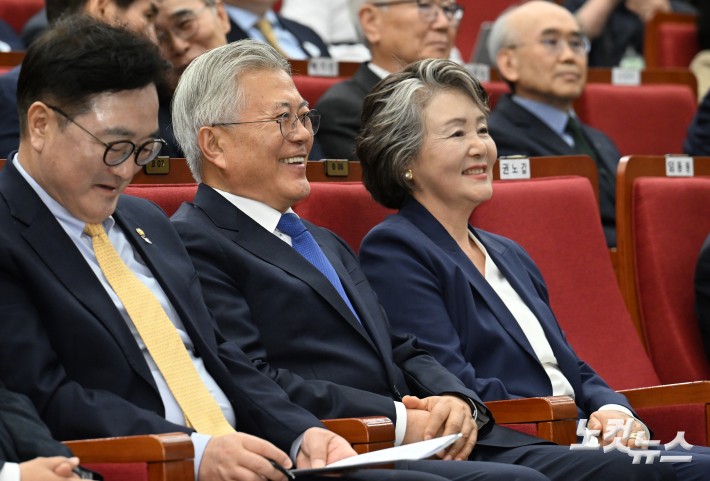 문재인 전 대통령과 김정숙 여사가 25일 서울 여의도 국회도서관에서 열린 4.27 판문점선언 7주년 기념식에 참석해 미소 짓고 있다. 2025.04.25