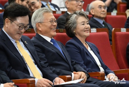 문재인 전 대통령과 김정숙 여사가 25일 서울 여의도 국회도서관에서 열린 4.27 판문점선언 7주년 기념식에 참석해 미소 짓고 있다. 2025.04.25