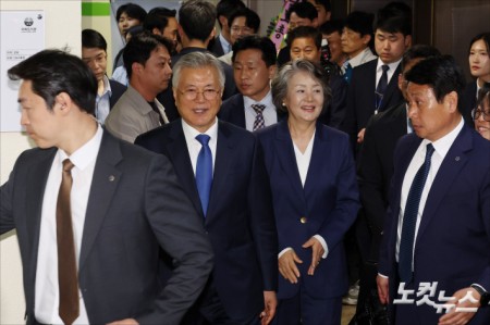 기념식 마치고 행사장 나서는 문재인 전 대통령 내외