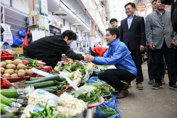 더불어민주당 김경수 대선 경선 후보가 24일 호남 경선을 앞두고 목포 동부시장에서 시민을 만나고 있다. 김 후보 측 제공