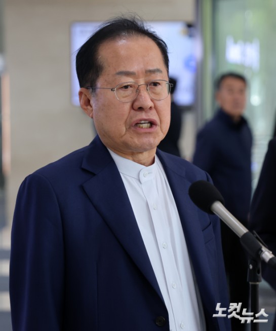 사전 인터뷰하는 홍준표 후보