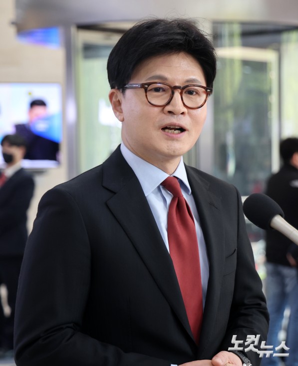 25일 오후 종로 동아미디어센터 1층 로비에서 국민의힘 대선 2차 경선 진출자인 한동훈 후보가 사전 인터뷰를 하고 있다. 일대일 맞수 토론은 2차경선 진출자 4명이 일대일 맞수 토론 형식으로 진행된다. 대진표는 23일 