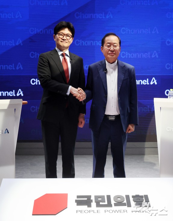 25일 오후 종로 동아미디어센터 채널A 오픈스튜디오에서 국민의힘 대선 2차 경선 진출자인 한동훈 홍준표 후보가 토론 전 악수를 하고 있다. 일대일 맞수 토론은 2차경선 진출자 4명이 일대일 맞수 토론 형식으로 진행된다. 대진표는 23일 