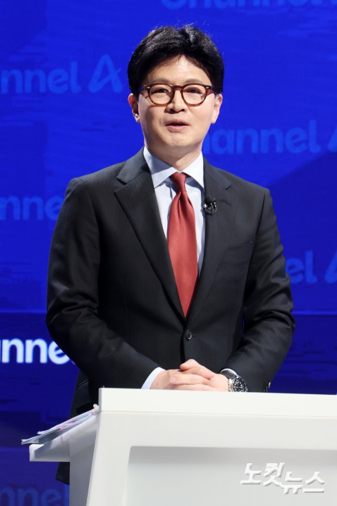 25일 서울 종로 동아미디어센터 오픈스튜디오에서 국민의힘 대선 2차 경선 진출자인 한동훈 후보가 토론 전 리허설을 하고 있다.