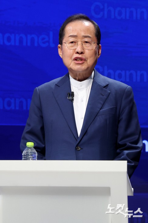 25일 서울 종로 동아미디어센터 오픈스튜디오에서 국민의힘 대선 2차 경선 진출자인 홍준표 후보가 토론 전 리허설을 하고 있다.