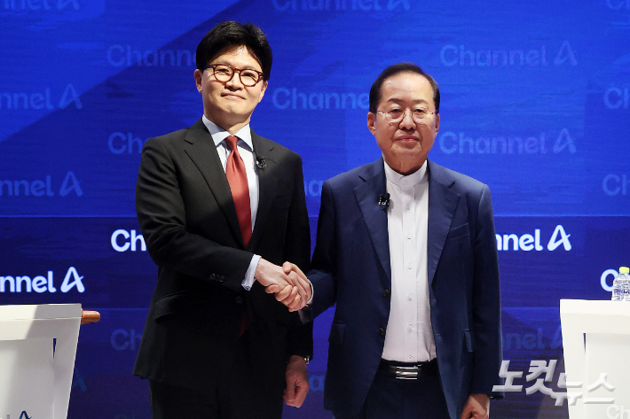 25일 서울 종로 동아미디어센터 오픈스튜디오에서 국민의힘 대선 2차 경선 진출자인 한동훈(왼쪽), 홍준표 후보가 토론 전 기념촬영을 하고 있다. 국회사진취재단