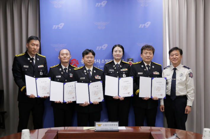 광주광역시 소방안전본부는 25일 본부 회의실에서 '광주소방을 빛낸 4월의 우수 소방인 표창 수여식'을 개최했다. 광주시 제공