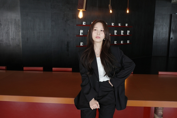 권진아의 새 앨범에서 '재회'와 '놓아줘' 두 곡을 타이틀곡으로 삼았다. 어나더 제공