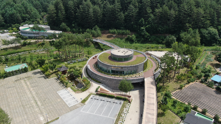 울진금강송숲 지관서가가 위치한 에코리움. 울진군 제공