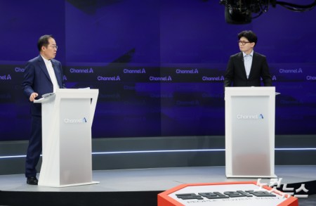 25일 오후 종로구 동아미디어센터 채널A스튜디오에서 국민의힘 대선 2차 경선 진출자인 한동훈, 홍준표 후보가 방송 시작을 기다리고 있다. 일대일 맞수 토론은 2차경선 진출자 4명이 일대일 맞수 토론 형식으로 진행된다. 대진표는 23일 