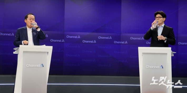 25일 오후 종로구 동아미디어센터 채널A스튜디오에서 국민의힘 대선 2차 경선 진출자인 한동훈, 홍준표 후보가 방송 시작을 기다리고 있다. 일대일 맞수 토론은 2차경선 진출자 4명이 일대일 맞수 토론 형식으로 진행된다. 대진표는 23일 