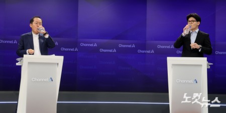 25일 오후 종로구 동아미디어센터 채널A스튜디오에서 국민의힘 대선 2차 경선 진출자인 한동훈, 홍준표 후보가 방송 시작을 기다리고 있다. 일대일 맞수 토론은 2차경선 진출자 4명이 일대일 맞수 토론 형식으로 진행된다. 대진표는 23일 