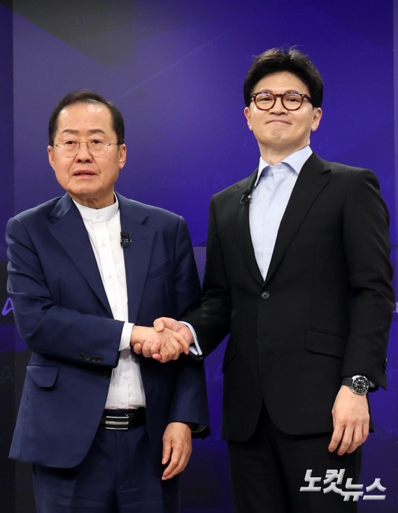 25일 오후 종로구 동아미디어센터 채널A스튜디오에서 국민의힘 대선 2차 경선 진출자인 한동훈, 홍준표 후보가 기념촬영을 하고 있다. 일대일 맞수 토론은 2차경선 진출자 4명이 일대일 맞수 토론 형식으로 진행된다. 대진표는 23일 