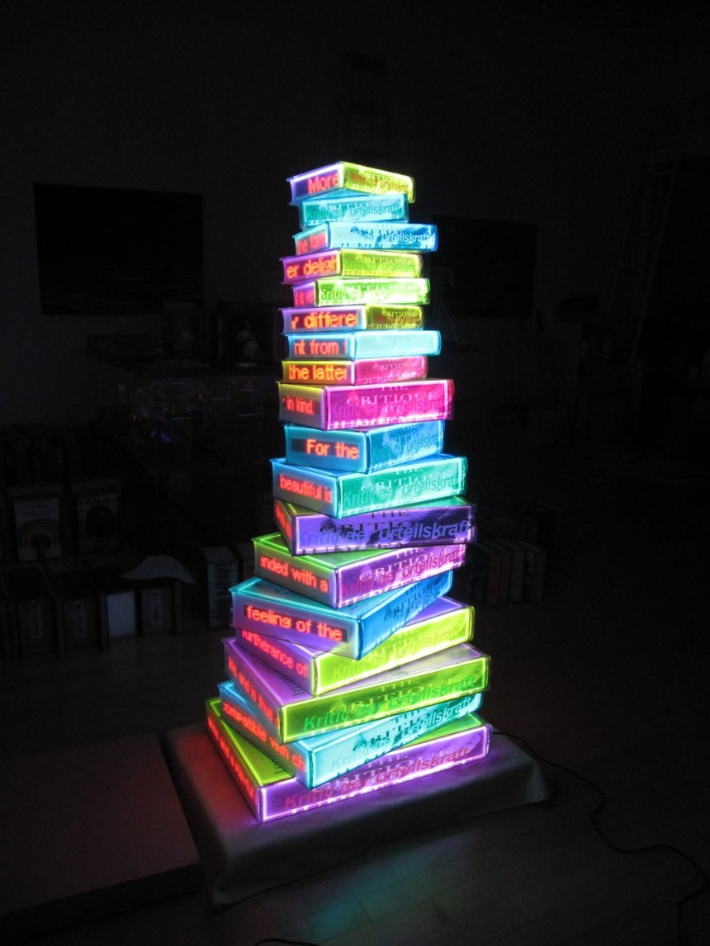 강애란, '하이퍼북(18 stories Hyper book-Kant)', LED 라이팅 북, 플라스틱 상자, 148x65x45cm, 2010. 유아트랩서울 제공