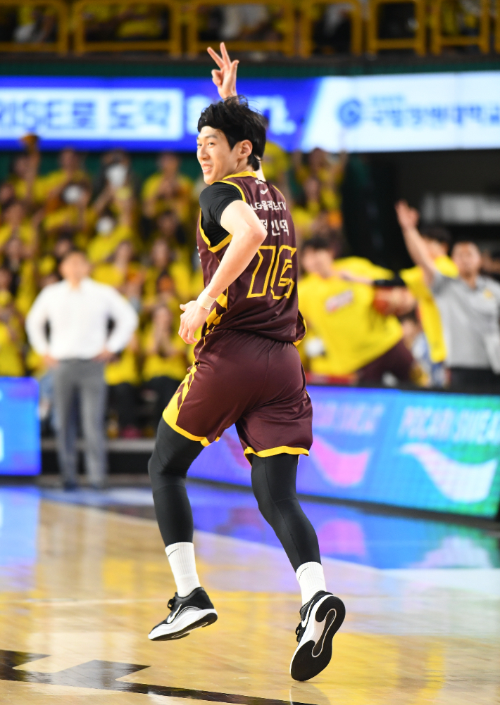 3쿼터에만 3점 3방을 터뜨린 LG 정인덕. KBL 제공