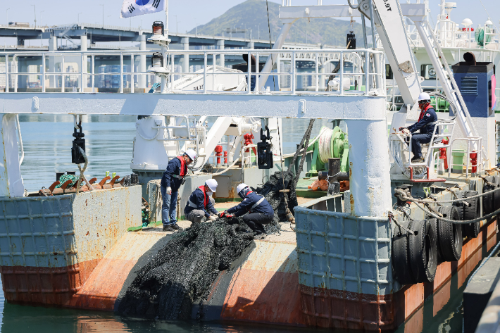 26일 부산 남구 용호별빛공원 인근 해역에서 해양 침적 폐기물 수거 캠페인이 진행되고 있다. 부산시 제공