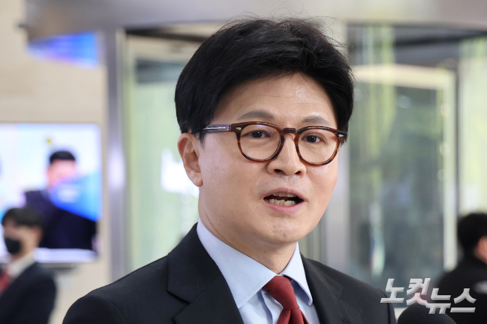 25일 서울 종로 동아미디어센터 오픈스튜디오에서 국민의힘 대선 2차 경선 진출자인 한동훈 후보가 사전 인터뷰를 하고 있다. 국회사진취재단