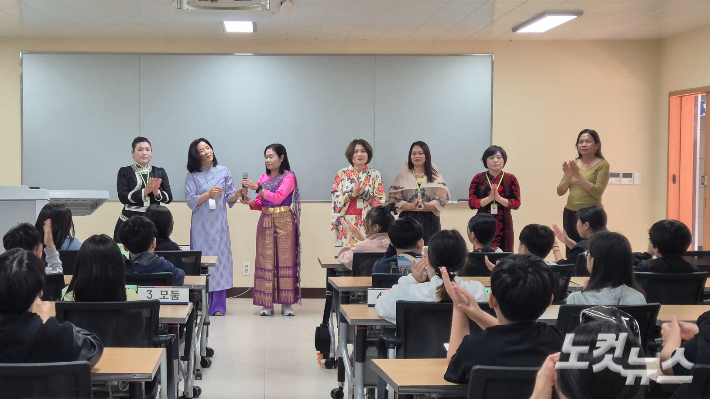 아시아 7개국 문화체험관에서 활동하는 강사들이 학생들에게 본인을 소개하고 있다. 한아름 기자