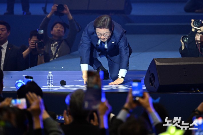 더불어민주당 제21대 대통령선거 후보로 선출된 이재명 후보가 27일 경기도 고양 킨텍스에서 열린 수도권·강원·제주 합동연설회에서 수락연설을 마치고 큰절을 하고 있다.