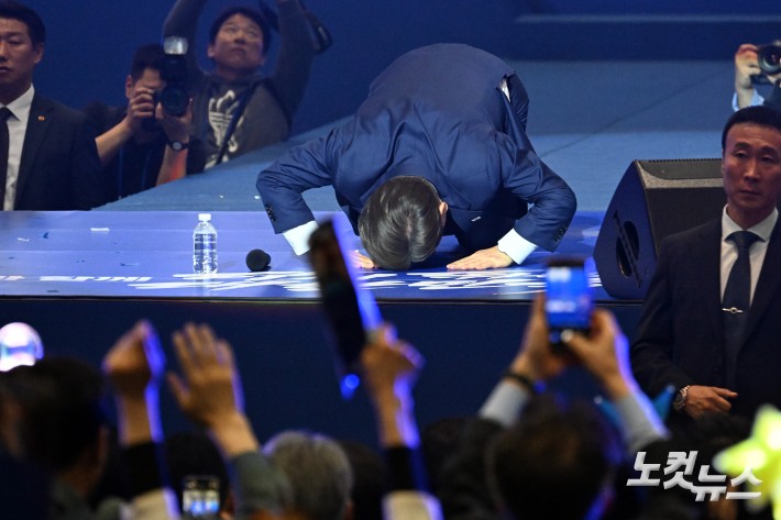 더불어민주당 제21대 대통령선거 후보로 선출된 이재명 후보가 27일 경기도 고양 킨텍스에서 열린 수도권·강원·제주 합동연설회에서 수락연설을 마치고 큰절을 하고 있다.