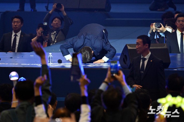 더불어민주당 제21대 대통령선거 후보로 선출된 이재명 후보가 27일 경기도 고양 킨텍스에서 열린 수도권·강원·제주 합동연설회에서 수락연설을 마치고 큰절을 하고 있다.