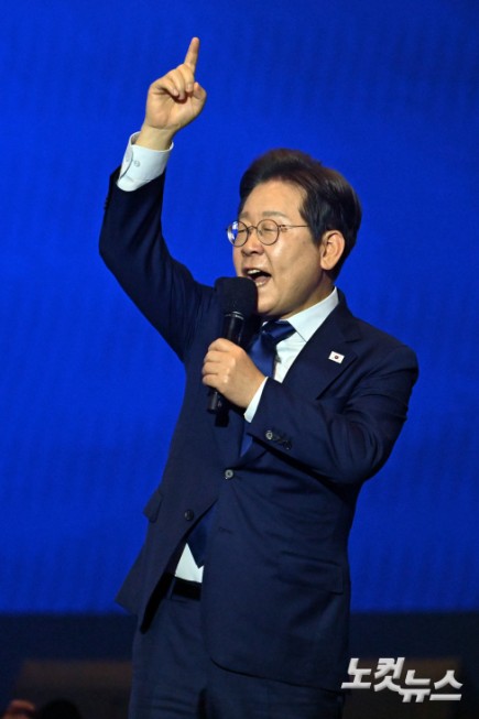 더불어민주당 제21대 대통령선거 후보로 선출된 이재명 후보가 27일 경기도 고양 킨텍스에서 열린 수도권·강원·제주 합동연설회에서 수락연설을 하고 있다.