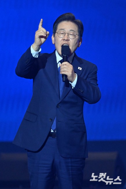 더불어민주당 제21대 대통령선거 후보로 선출된 이재명 후보가 27일 경기도 고양 킨텍스에서 열린 수도권·강원·제주 합동연설회에서 수락연설을 하고 있다.