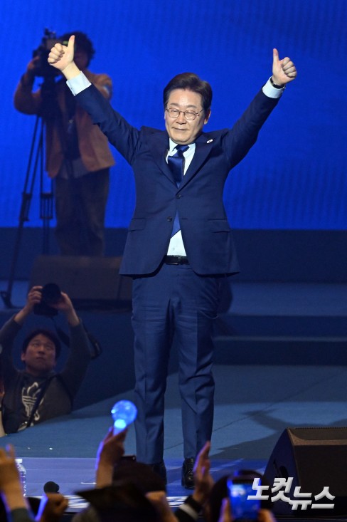 더불어민주당 제21대 대통령선거 후보로 선출된 이재명 후보가 27일 경기도 고양 킨텍스에서 열린 수도권·강원·제주 합동연설회에서 수락연설을 마치고 두손을 들어보이고 있다.